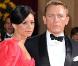 Daniel Craig, incroyablement élégant, était digne d'un James Bond sur le tapis rouge des Oscars. Quant à sa fiancée Satsuki Mitchell, elle a opté pour le rose !  Ha ! Daniel et ses yeux bleus.... 