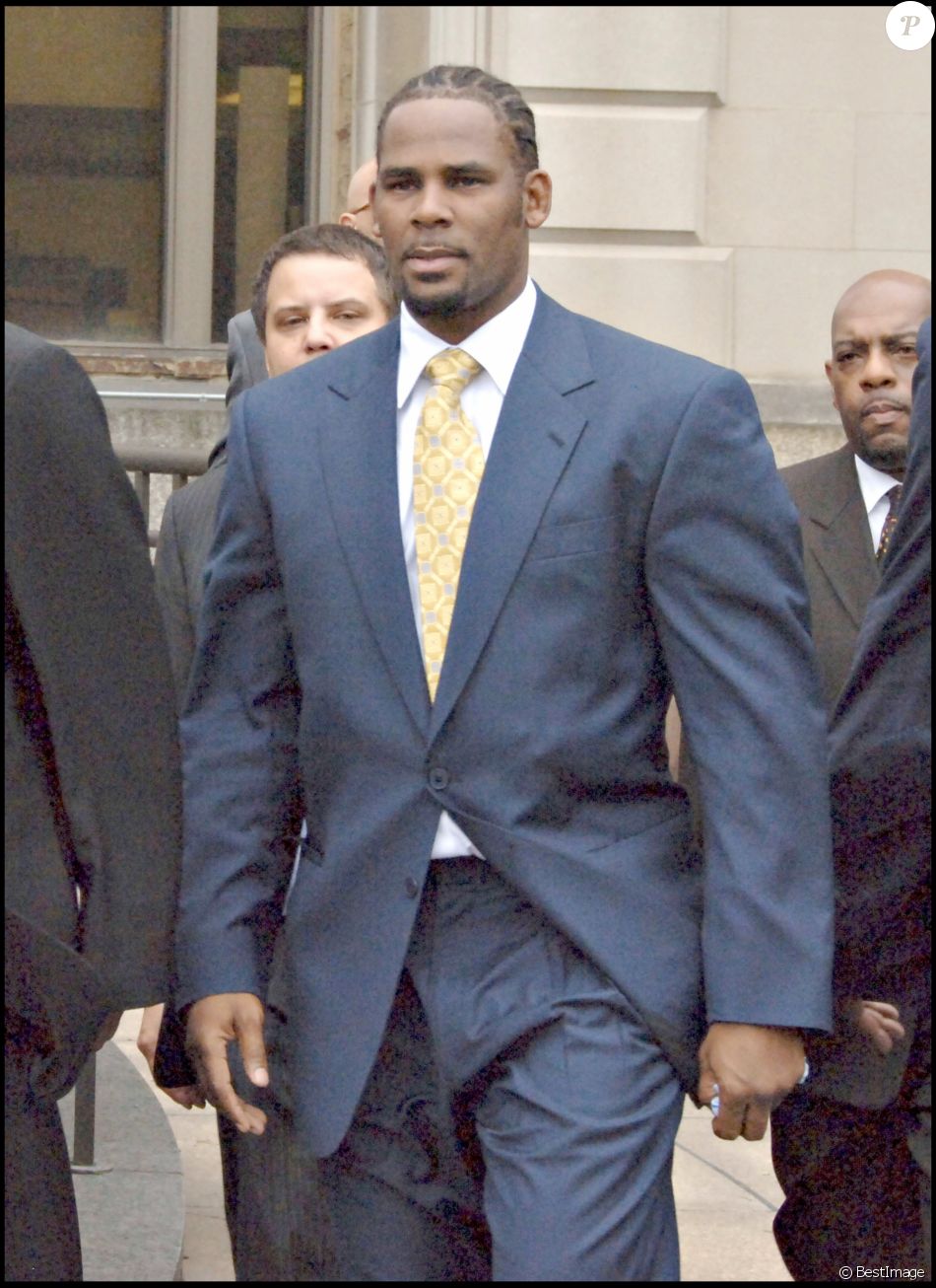 R. Kelly quittant le tribunal de Chicago après son procès pour pédophilie en 2008. Il avait été acquitté, faute de preuves.