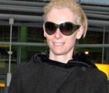 Tilda Swinton à l'aéroport d'Heathrow hier à Londres dans une tenue des plus banales
