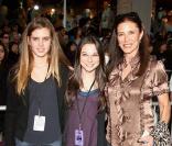 Mimi Rogers, sa fille et une amie lors de l'avant-première à Hollywood du film-documentaire Jonas Brothers: The Concert 3D Experience le 24 février 2009