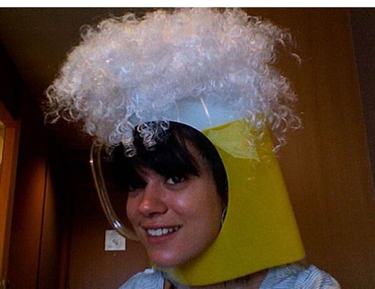 Lily Allen, déguisée en bière
