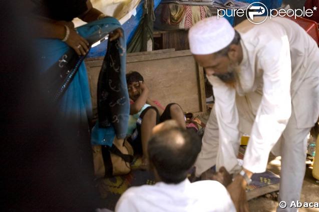 De retour à Mumbai, Azharuddin Ismael Mohammed qui joue Salim enfant dans Slumdog Millionnaire est giflé par son père - 27 février 2009