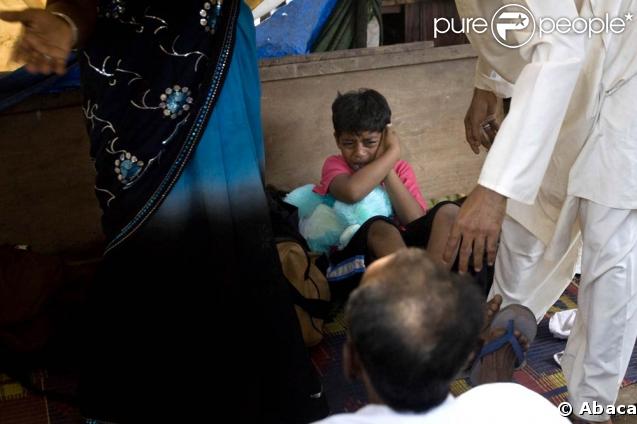 De retour à Mumbai, Azharuddin Ismael Mohammed qui joue Salim enfant dans Slumdog Millionnaire est giflé par son père - 27 février 2009