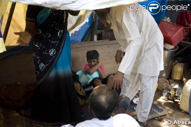 De retour à Mumbai, Azharuddin Ismael Mohammed qui joue Salim enfant dans Slumdog Millionnaire est giflé par son père - 27 février 2009