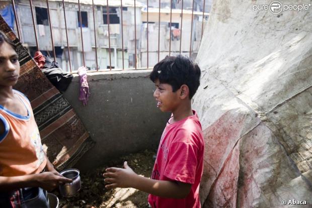 De retour à Mumbai, Azharuddin Ismael Mohammed qui joue Salim enfant dans Slumdog Millionnaire, giflé par son père, pleure - 27 février 2009