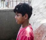 De retour à Mumbai, Azharuddin Ismael Mohammed qui joue Salim enfant dans Slumdog Millionnaire, giflé par son père, pleure - 27 février 2009