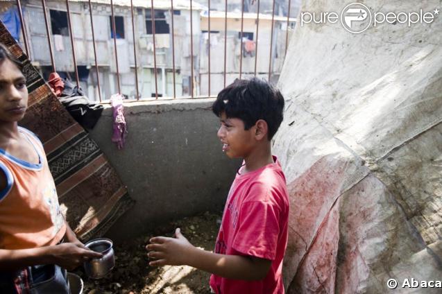 De retour à Mumbai, Azharuddin Ismael Mohammed qui joue Salim enfant dans Slumdog Millionnaire, giflé par son père, pleure - 27 février 2009