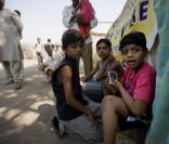 Azharuddin Ismael Mohammed qui joue Salim enfant dans Slumdog Millionnaire, de retour à Mumbai - 27 février 2009