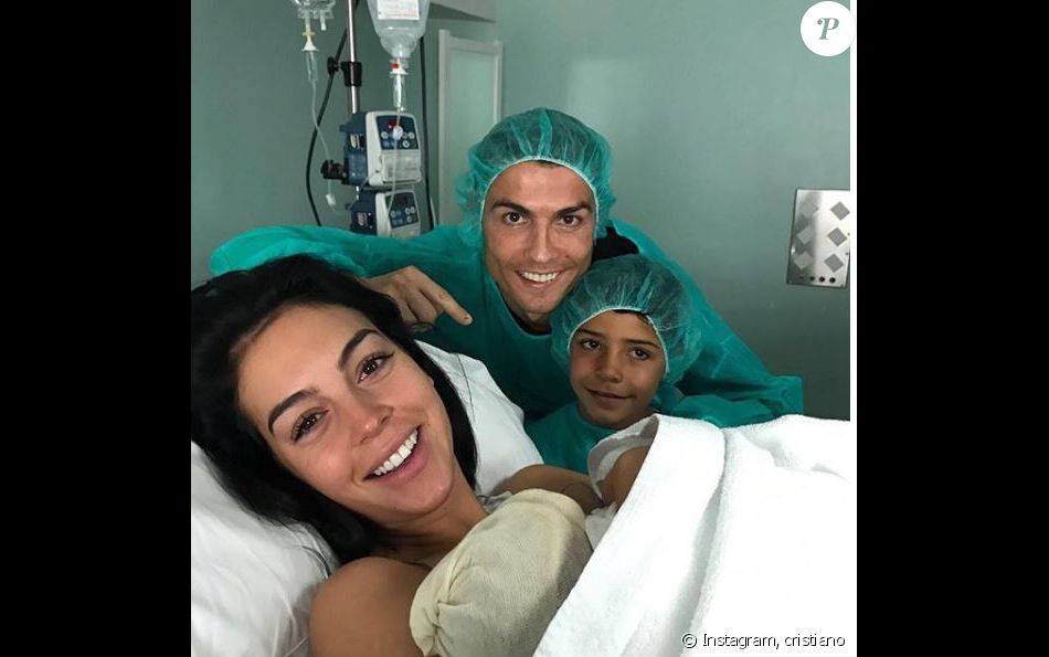 Cristiano Ronaldo, devenu papa pour la 4e fois, pose avec Georgina, leur fille, et son fils aîné. Le 12 novembre 2017