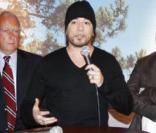 Pascal Obispo a récolté à peu près 66 000 Euros pour les ostréiculteurs et les sylviculteurs de l'ouest de la France, grâce à un concert