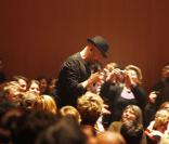 Pascal Obispo a récolté à peu près 66 000 Euros pour les ostréiculteurs et les sylviculteurs de l'ouest de la France, grâce à un concert