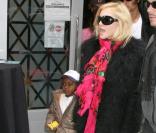 Madonna à la sortie du centre de la Kabbale (à New-York), avec sa famille (on peut apercevoir le petit David) 