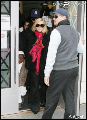 Madonna à la sortie du centre de la Kabbale (à New-York), on peut apercevoir le petit David 