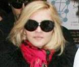 Madonna à la sortie du centre de la Kabbale (à New-York), on peut apercevoir le petit David<br />
