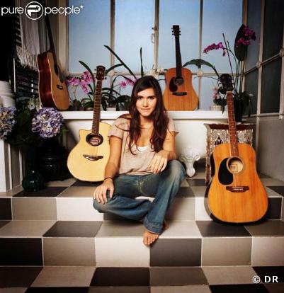 Qui :  Joyce Jonathan, 18 ans.  Quoi :  duo voix/guitare folk, en français.  Pour qui :  les amateurs de Tracy Chapman ou Teri Moïse, en VF.  Comment :  My Major Company produit son album.