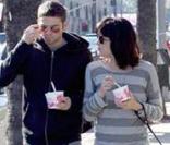 Selma Blair et Mikey Day se baladent dans les rues de Los Angeles. Février 2009