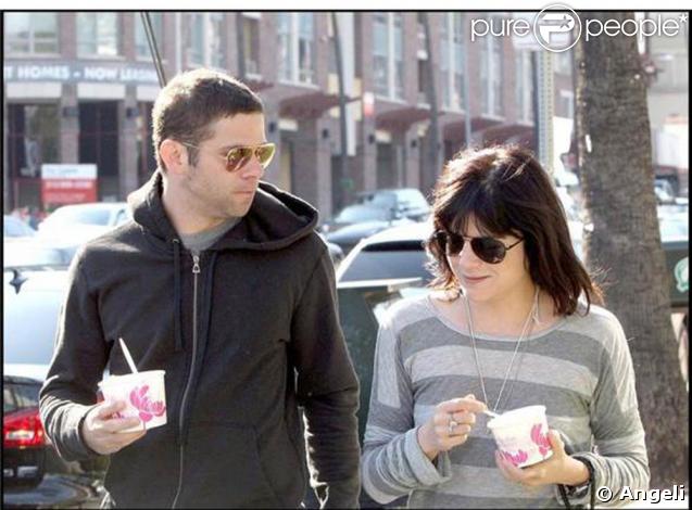 Selma Blair et Mikey Day se baladent dans les rues de Los Angeles. Février 2009