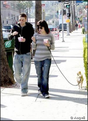 Selma Blair et Mikey Day se baladent dans les rues de Los Angeles. Février 2009