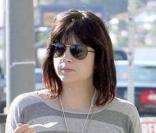 Selma Blair et Mikey Day se baladent dans les rues de Los Angeles. Février 2009