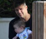 Ricky Martin passe du temps avec l'un de ses jumeaux