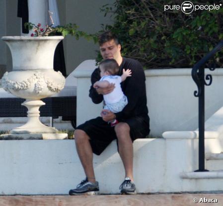 Ricky Martin passe du temps avec l'un de ses jumeaux