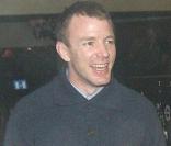 Guy Ritchie, 4 heures du matin, à la sortie de son pub The Punchbowl... une forme olympique le Guy !!!