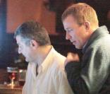 Guy Ritchie, 4 heures du matin, à la sortie de son pub The Punchbowl... une forme olympique le Guy !!!