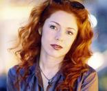 Isabelle Boulay, en tournée avec homme et enfant, aimerait beaucoup que Carla Bruni écrive pour elle...