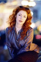 Isabelle Boulay, en tournée avec homme et enfant, aimerait beaucoup que Carla Bruni écrive pour elle...