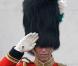 Nous sommes plus dubitatifs sur le style que donne la coiffe velue des Gardes Gallois... Que le Prince arbore avec un flegme tout britannique à Londres, en juin 2008