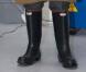 Toujours à propos de chaussures, le débat est lancé : le Prince a-t-il toujours la classe armé de bottes en plastique, comme ici en janvier 2008, lorsqu'il visite une ferme ?