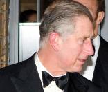 Le Prince Charles retrouve de sa superbe en smoking, ici lors d'une cérémonie au Museum d'Histoire Naturelle de Londres, et bat à plate couture tous ses concurrents sur le plan de l'élégance.