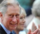 A l'occasion de son 60eme anniversaire à Londres, le 14 novembre 2008, le Prince a tout bon : costume, chemise et cravate formant un beau camaïeu de bleus, élégants boutons de manchette... Vingt sur vingt !