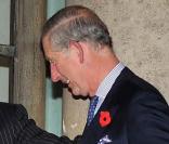 Lorsque Charles va dîner à l'Elysée, il sort son plus beau smoking et l'accessoirise avec audace d'une petite fleur rouge, en novembre 2008. Résultat : une élégance britannique au top chez les frenchies !