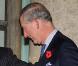 Lorsque Charles va dîner à l'Elysée, il sort son plus beau smoking et l'accessoirise avec audace d'une petite fleur rouge, en novembre 2008. Résultat : une élégance britannique au top chez les frenchies !