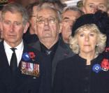 Pour commémorer l'armistice de la Première Guerre Mondiale, à Verdun, le 11 novembre 2008, Charles assortit avec brio manteau sombre, rangée de médailles, fleur rouge et macaron bleu. Même Camilla est assortie à son Prince !