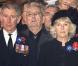 Pour commémorer l'armistice de la Première Guerre Mondiale, à Verdun, le 11 novembre 2008, Charles assortit avec brio manteau sombre, rangée de médailles, fleur rouge et macaron bleu. Même Camilla est assortie à son Prince !