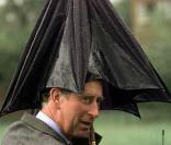 Le parapluie en guise de couvre-chef, comment dire... Peut-être est-ce un concept tout britannique qui ajoute un charme particulier aux tenues du Prince...