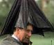 Le parapluie en guise de couvre-chef, comment dire... Peut-être est-ce un concept tout britannique qui ajoute un charme particulier aux tenues du Prince...