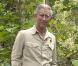 Même en pleine jungle indonésienne, en novembre 2008, Charles est l'élégance incarnée, en costume clair d'aventurier.
