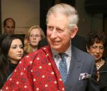 En novembre 2008, le Prince visite une exposition à l'Ecole des Arts Traditionnels de Londres. On se demande s'il porte bien le costume traditionnel pakistanais ?