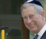 Et dans la catégorie des coiffures improbables de Charles, nous vous présentons la kippa de velours bleu, assortie du marteau de plastique jaune ! C'est bel et bien arrivé, en Pologne, en avril 2008...