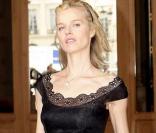 Eva Herzigova au défilé Balmain jeudi 6 mars au Ritz