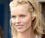 Eva Herzigova au défilé Balmain jeudi 6 mars au Ritz