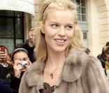 Eva Herzigova au défilé Balmain jeudi 6 mars au Ritz