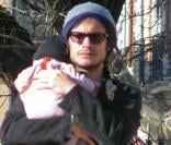 Gael Garcia Bernal en famille avec sa chérie Dolores Fonzi, et leur bébé Lazaro, se promènent à Madrid
