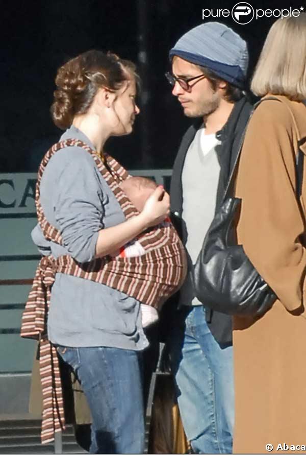 Gael Garcia Bernal en famille avec sa chérie Dolores Fonzi, et leur bébé Lazaro, se promènent à Madrid