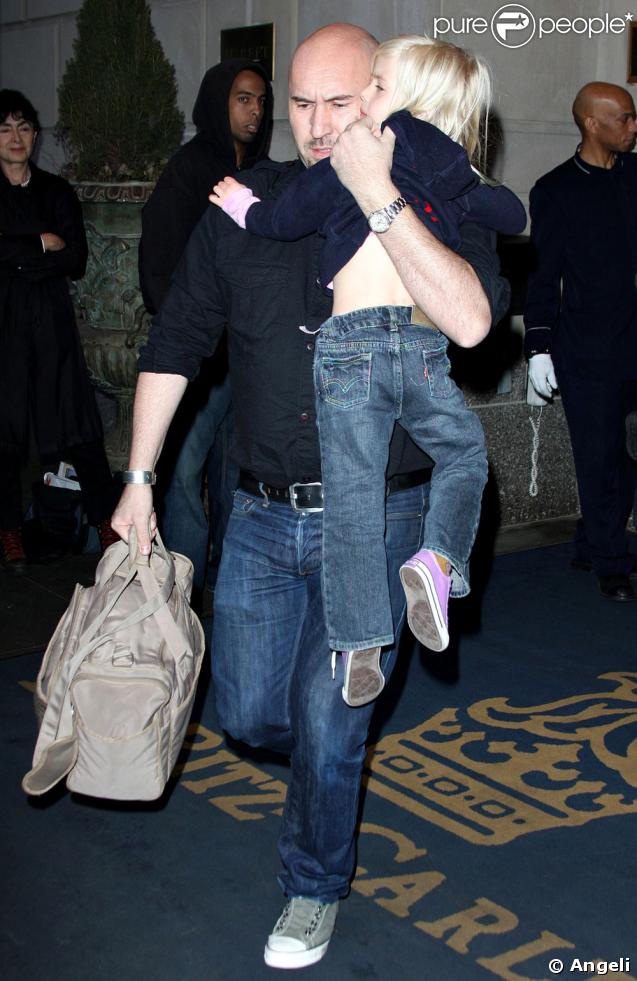 La petite Hazel Patricia était aussi à New-York.. mais bien cachée ! (ici dans les bras d'un garde du corps) 