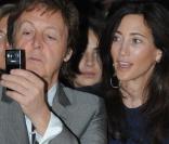 Paul McCartney et sa compagne Nancy au défilé Stella McCartney ce lundi matin à Paris