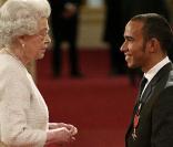 Lewis Hamilton, décoré par la reine d'Angleterre ! Entrer dans l'Ordre de l'empire britannique à 24 ans seulement, belle performance !